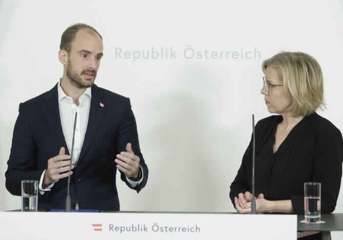 Am 18. Jänner 2023 nahmen Bundesministerin Leonore Gewessler und Staatssekretär Florian Tursky (am Doorstep vor dem Ministerrat teil. Durch die Abfederung von 80 Prozent der Netzkosten spart ein durchschnittlicher österreichischer Haushalt jährlich 100 Euro. Foto: BKA/Regina Aigner