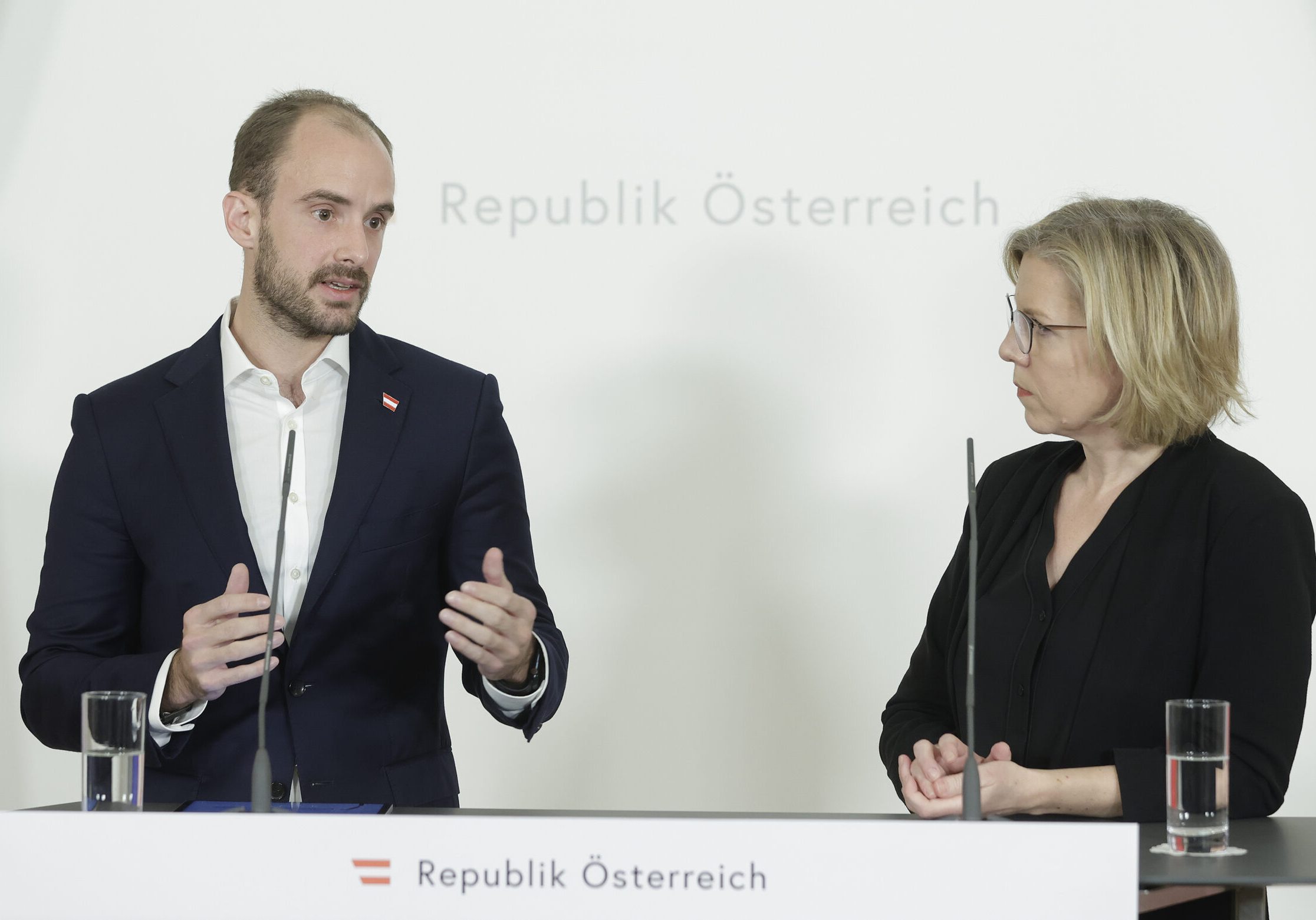 Am 18. Jänner 2023 nahmen Bundesministerin Leonore Gewessler und Staatssekretär Florian Tursky (am Doorstep vor dem Ministerrat teil. Durch die Abfederung von 80 Prozent der Netzkosten spart ein durchschnittlicher österreichischer Haushalt jährlich 100 Euro. Foto: BKA/Regina Aigner