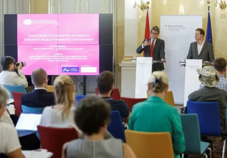 Eine Initiative für mehr Vertrauen in Wissenschaft und Demokratie startete das Bildungs- und Wissenschaftsministerium. Bundesminister Martin Polaschek präsentierte 2023 mit Studienleiter Johannes Starkbaum (IHS) eine Analyse: Österreichs Bevölkerung vertraut der Wissenschaft, jedoch sind 10 Prozent skeptisch gegenüber Wissenschaft und Demokratie. Foto: Bka/Regina Aigner