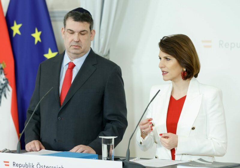 Verfassungsministerin Karoline Edtstadler und der Präsident des IKG Oskar Deutsch präsentierten Bilanz und weitere Initiativen der Nationalen Strategie gegen Antisemitismus. Foto: Bka/Regina Aigner