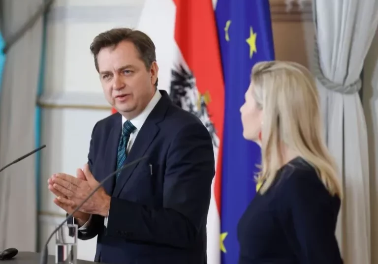 Die Familienleistungen erreichten ein Rekordhoch – und sie wirken in allen Familienformen gegen die Teuerung, ergab eine Studie der Joanneum Research. Die Ergebnisse präsentierte Direktor Franz Prettenthaler mit Familienministerin Susanne Raab, die die Studie in Auftrag gegeben hatte. Fotos: Bka(/Regina Aigner