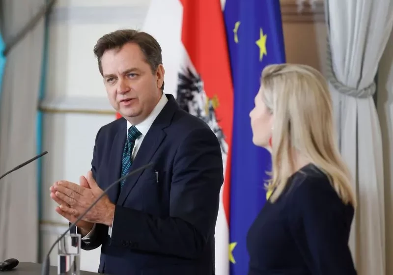 Die Familienleistungen erreichten ein Rekordhoch – und sie wirken in allen Familienformen gegen die Teuerung, ergab eine Studie der Joanneum Research. Die Ergebnisse präsentierte Direktor Franz Prettenthaler mit Familienministerin Susanne Raab, die die Studie in Auftrag gegeben hatte. Fotos: Bka(/Regina Aigner