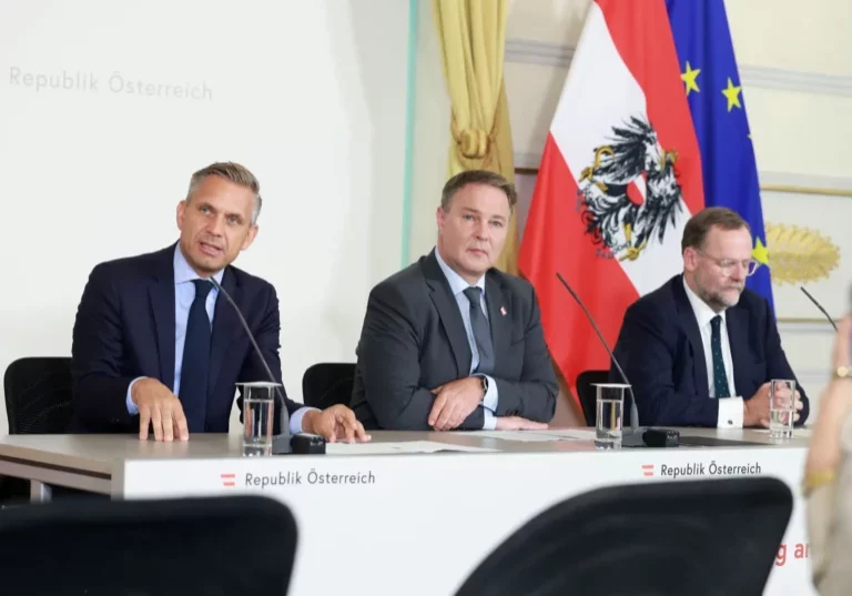 Neben Energie und Lebensmittel sieht Wirtschaftsminister Wolfgang Hattmannsdorfer die Mieten als einen Treiber der Teuerung. Mit dem Mietpaket sollen die Mietpreise eingebremst werden. Foto: BKA/Regina Aigner