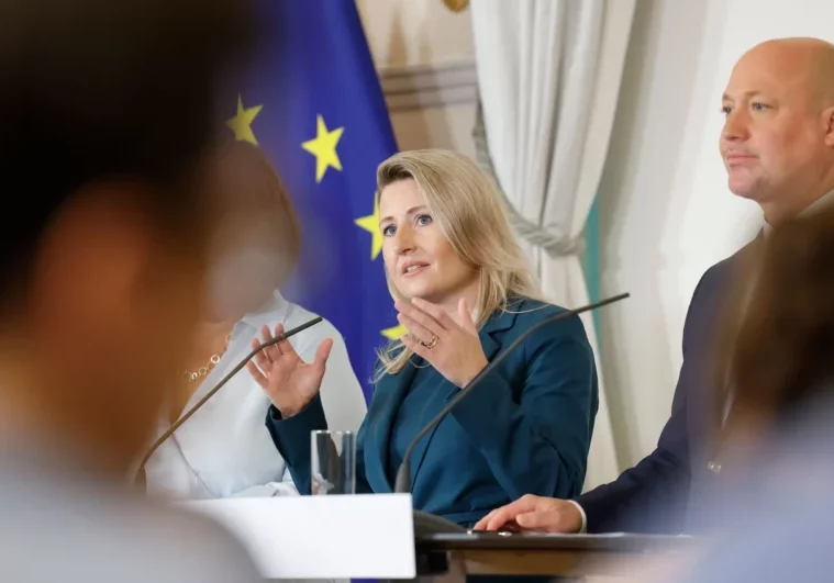 Der 14. Integrationsbericht zeigt die Fortschritte aber auch Defizite der Integration in Österreich. Integrationsministerin Raab sieht noch viel Handlungsbedarf. Besonders die Zuwanderung ins Sozialsystem muss reduziert werden.Foto: BKA/Regina Aigner