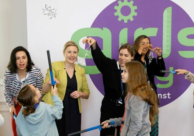 Am 27. April 2023 fand der Girls' Day im Bundeskanzleramt statt. Im Bild Bundesministerin Susanne Raab. Der Girls‘ Day wird in Österreich in einigen Bundesländern bereits seit 2001 veranstaltet, zugleich halten einige Städte und Wirtschaftskammern einen Töchtertag ab. Diese Initiativen sollen Mädchen und junge Frauen bei der späteren Berufswahl dahingehend unterstützen, dass ihnen die Breite an Ausbildungen und Berufstätigkeiten bekannt wird. Foto: Regina Aigner