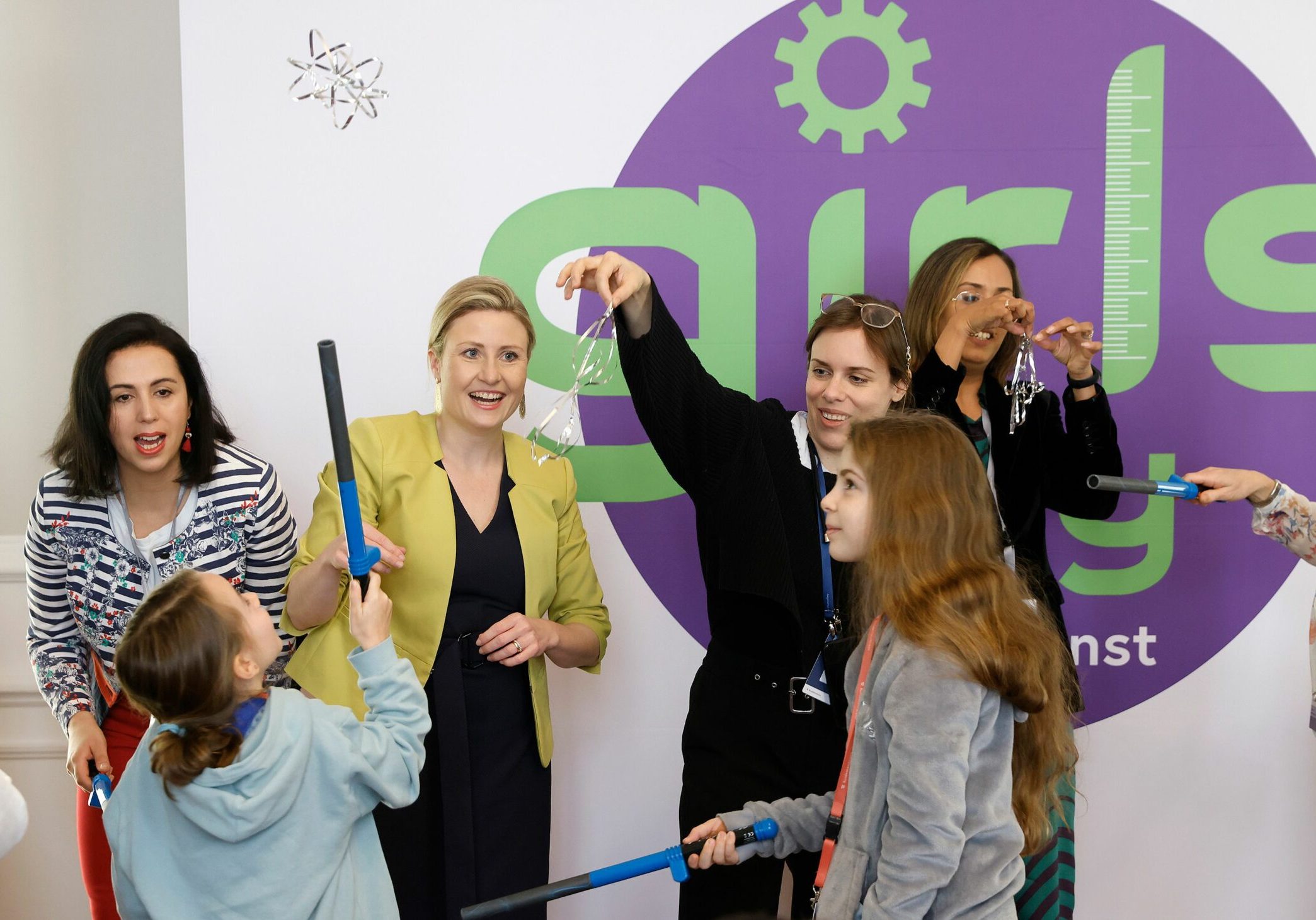 Am 27. April 2023 fand der Girls' Day im Bundeskanzleramt statt. Im Bild Bundesministerin Susanne Raab. Der Girls‘ Day wird in Österreich in einigen Bundesländern bereits seit 2001 veranstaltet, zugleich halten einige Städte und Wirtschaftskammern einen Töchtertag ab. Diese Initiativen sollen Mädchen und junge Frauen bei der späteren Berufswahl dahingehend unterstützen, dass ihnen die Breite an Ausbildungen und Berufstätigkeiten bekannt wird. Foto: Regina Aigner