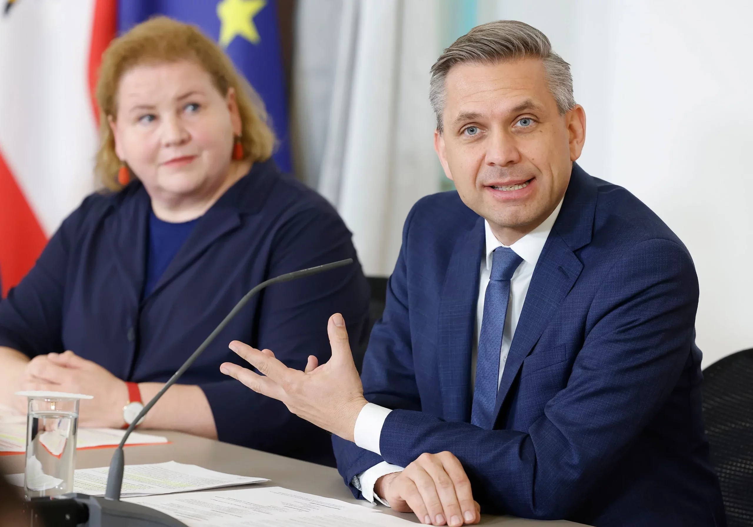 Präsentierten neues Modell für Weiterbildung: Wirtschaftsminister Wolfgang Hattmansdorfer und Sozialministerin Korinna Schumann. Foto: Bka / Regina Aigner