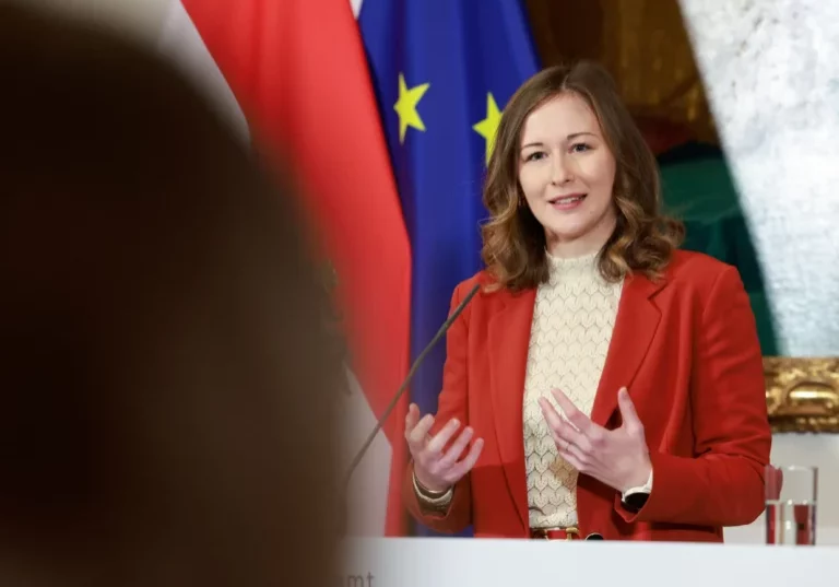 Integrationsministerin Claudia Plakolm fordert von der Politik bei Integrationsfragen mehr auf die Menschen im Land zu hören. Foto: BKA/Regina Aigner