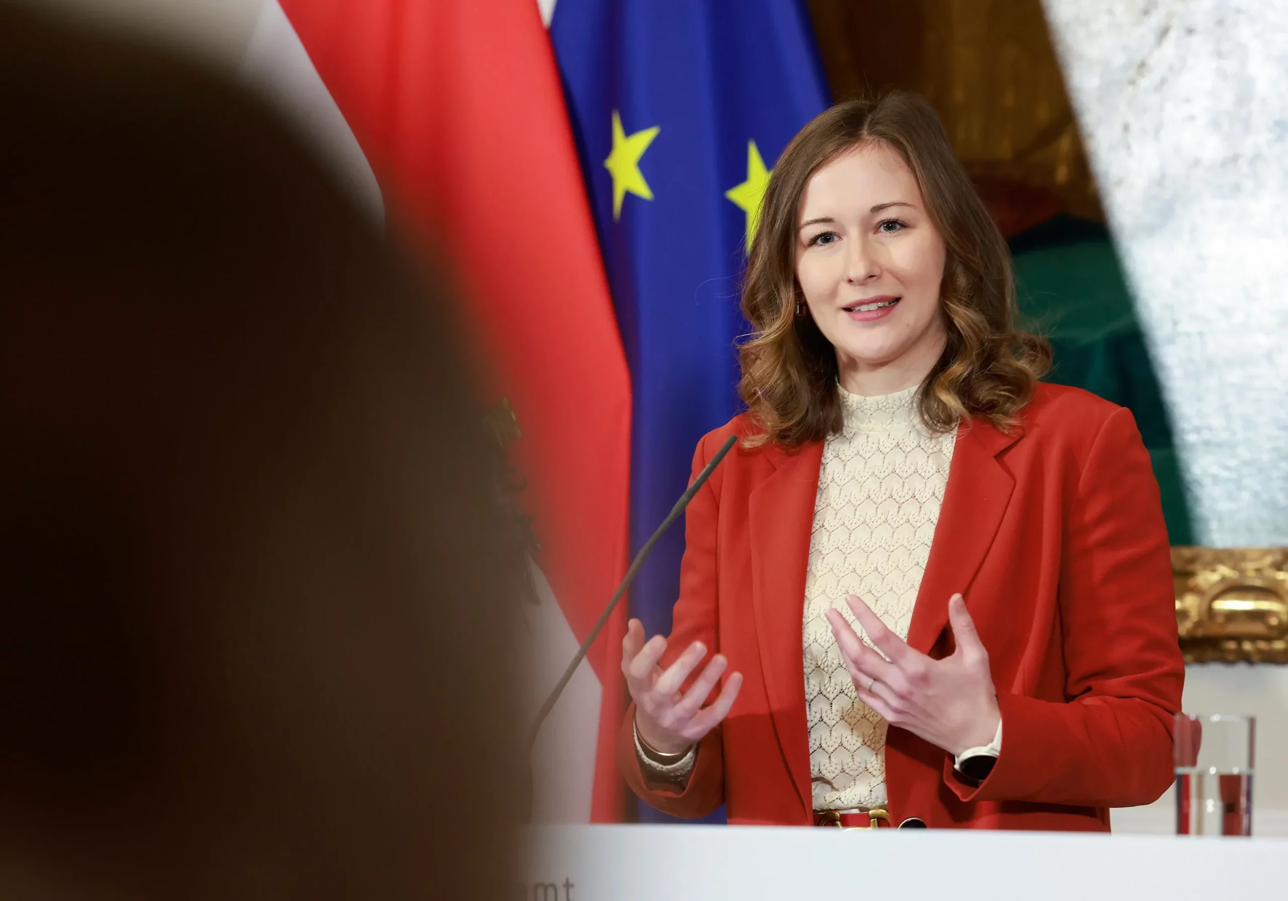 Integrationsministerin Claudia Plakolm fordert von der Politik bei Integrationsfragen mehr auf die Menschen im Land zu hören. Foto: BKA/Regina Aigner