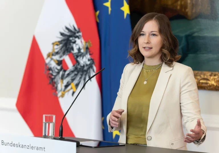 Integrationsministerin Claudia Bauer setzt beim Integrationsbudget weiter auf Deutschkurse als Schlüssel für gelungene Integration. Foto: BKA/Regina Aigner