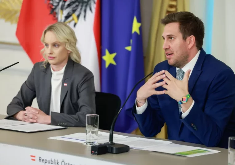 Staatssekretär Alexander Pröll begründete die Maßnahmen mit dem Auftrag der Regierung, die Bevölkerung zu schützen. Foto: BKA/Regina Aigner