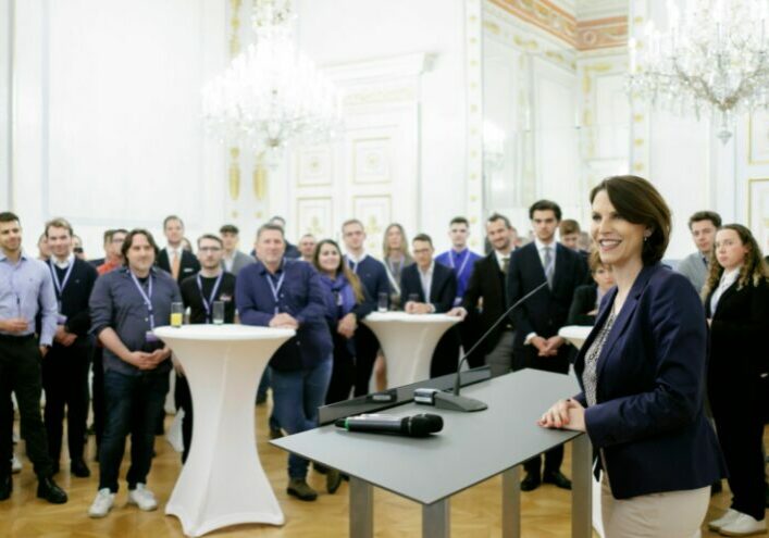 Am 31. März 2023 empfing Bundesministerin Karoline Edtstadler (im Bild) 120 Bürgerinnen und Bürger zu einem Besuch im Bundeskanzleramt.