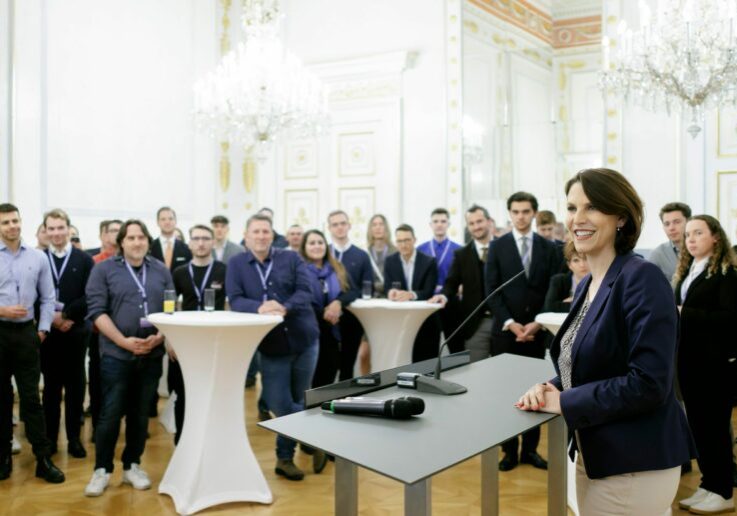 Am 31. März 2023 empfing Bundesministerin Karoline Edtstadler (im Bild) 120 Bürgerinnen und Bürger zu einem Besuch im Bundeskanzleramt.