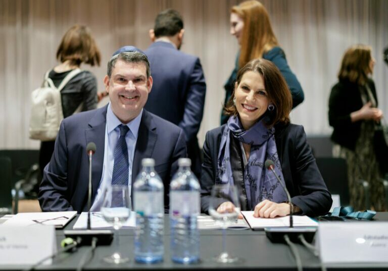 Oskar Deutsch und Karoline Edtstadler: Deklaration gegen Antisemitismus. Foto: Andy Wenzel