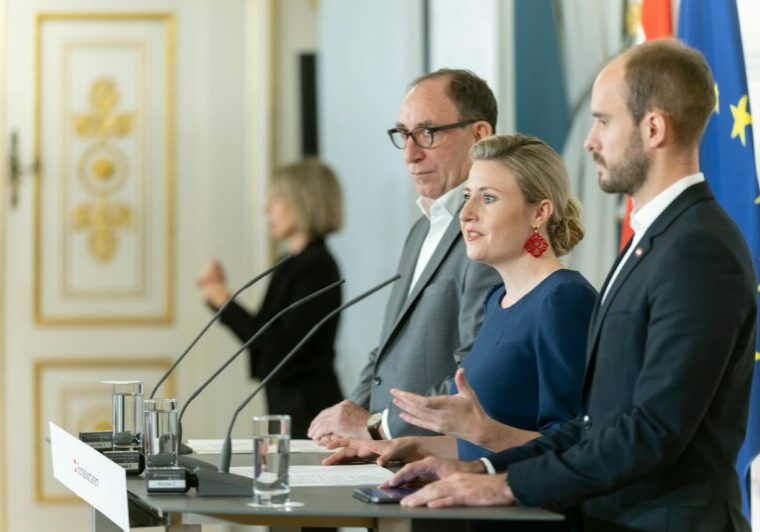 Bundesministerin Susanne Raab (m.), Bundesminister Johannes Rauch (l.) und Staatssekretär Florian Tursky (r.) beim Pressefoyer zur Weiterentwicklung des Eltern-Kind-Pass. Foto: Andy Wenzel/ BKA