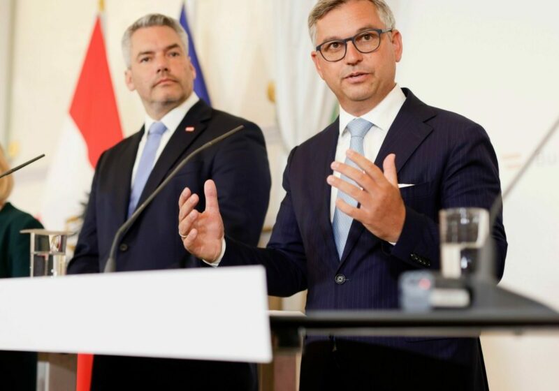 Kanzler Karl Nehammer und Finanzminister Magnus Brunner verkünden das Ende der Kalten Progression. Eine Maßnahme, die sich viele Regierungen vorgenommen haben und von der jetzigen umgesetzt wird. Foto: BKA / Andy Wenzel