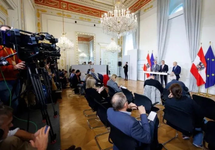 Vertriebene aus der Ukraine erhalten eine neue, längerfristige Perspektive: Die Minister Martin Kocher, Magnus Brunner und Johannes Rauch präsentierten die Regeln für die rot-weiß-rot-Karte plus. Foto: Bka / Andy Wenzel