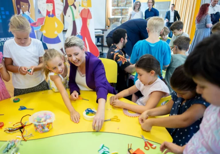 Kinderbetreuung schafft Wahlfreiheit für Eltern (im Bild: frühere Familienministerin und nun Abgeordnete Susanne Raab): Foto: Andy Wenzel