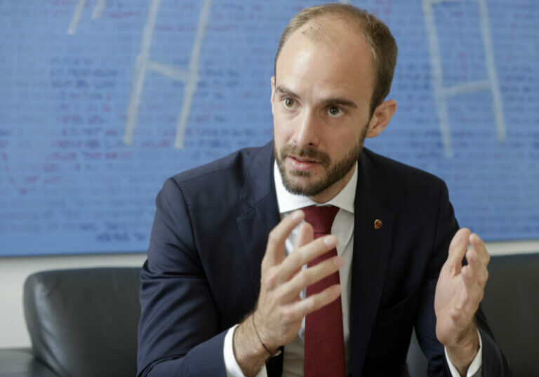 Das Cell Broadcast Warnsystem soll eine weitere Stütze sein um die Bevölkerung vor Katastrophen warnen. Staatssekretär Florian Tursky betont angesichts der vergangenen Katastrophen die Notwendigkeit eines schnellen und guten Systems. Foto: BKA / Andy Wenzel