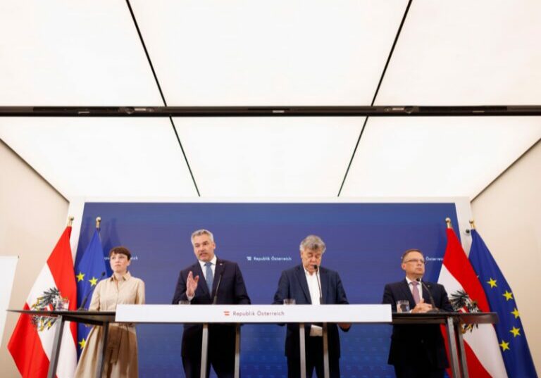 Eine positive Bilanz und einen zuversichtlichen Ausblick präsentierten die Spitzen von Regierung und Parlamentsfrakionen der Koalition von ÖVP und Grünen (v.l.n.r.): Klubobfrau Sigrid Maurer, Bundeskanzler Karl Nehammer, Vizekanzler Werner Kogler und Klubobmann August Wöginger im Pressefoyer nach dem Ministerrat, diesmal wegen der Plenartagung des Nationalrats im Parlament in Wien. Foto: Bka/Andy Wenzel