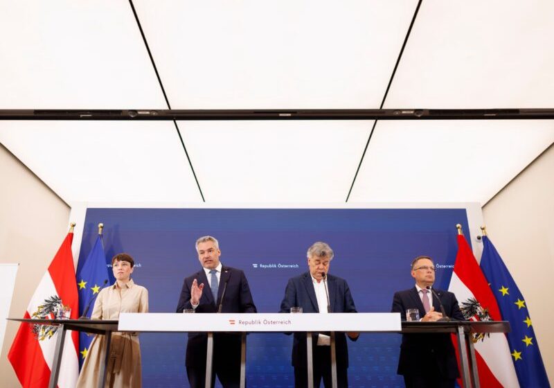 Eine positive Bilanz und einen zuversichtlichen Ausblick präsentierten die Spitzen von Regierung und Parlamentsfrakionen der Koalition von ÖVP und Grünen (v.l.n.r.): Klubobfrau Sigrid Maurer, Bundeskanzler Karl Nehammer, Vizekanzler Werner Kogler und Klubobmann August Wöginger im Pressefoyer nach dem Ministerrat, diesmal wegen der Plenartagung des Nationalrats im Parlament in Wien. Foto: Bka/Andy Wenzel