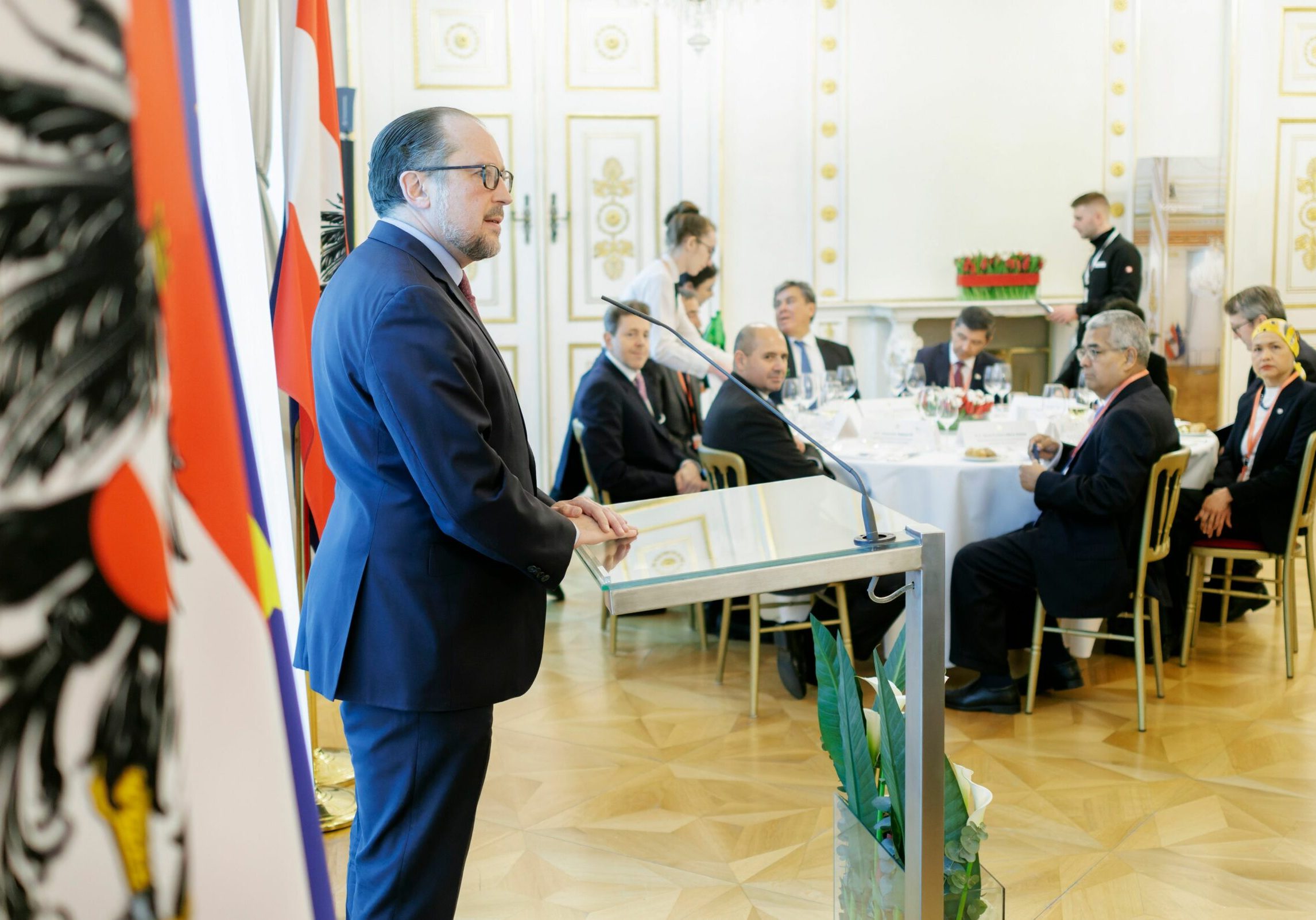 Am 14. März 2023 empfing Bundeskanzler Karl Nehammer gemeinsam mit Bundesminister Alexander Schallenberg (l.) Botschafterinnen und Botschafter aus Lateinamerika.