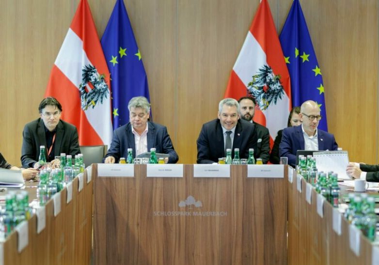 Beratungen mit Experten zu Wirtschaft, Energiesicherheit und Geopolitik sowie ein Energiepaket stehen im Zentrum der Regierungsklausur in Mauerbach. Foto: BKA / Andy Wenzl