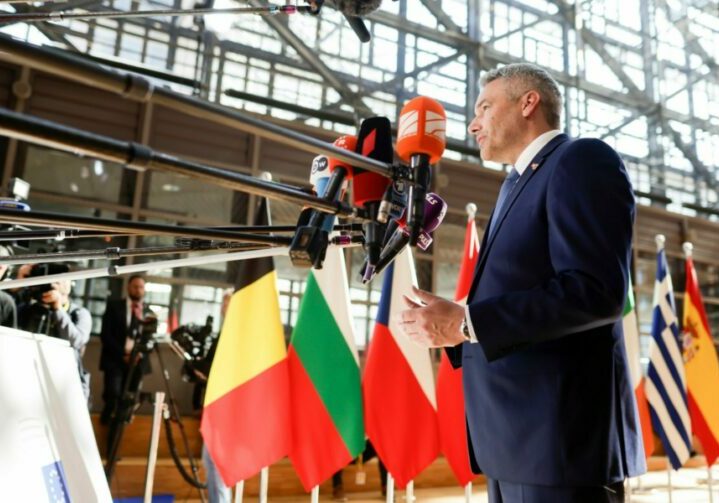 "Sanktionen sind nur dann gut und wirksam, wenn alle Mitgliedsstaaten sie mittragen können." Bundeskanzler Karl Nehammer beim außerordentlichen Europäischen Rat in Brüssel. Foto: BKA / Andy Wenzel