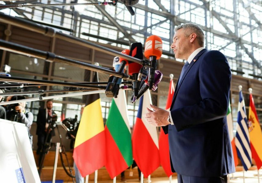 "Sanktionen sind nur dann gut und wirksam, wenn alle Mitgliedsstaaten sie mittragen können." Bundeskanzler Karl Nehammer beim außerordentlichen Europäischen Rat in Brüssel. Foto: BKA / Andy Wenzel