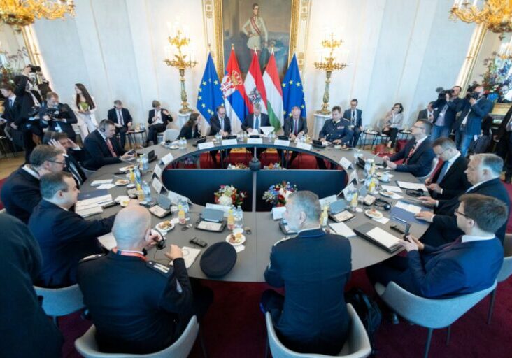 Migrationsgipfel im Bundeskanzleramt in Wien: Bundeskanzler Karl Nehammer, Ministerpräsident Viktor Orban (Ungarn) und Präsident Aelksandar Vucic (Serbien). Die Maßnahmen gegen irreguläre Migration wirken und werden verstärkt. Foto: Bka/Andy Wenzel