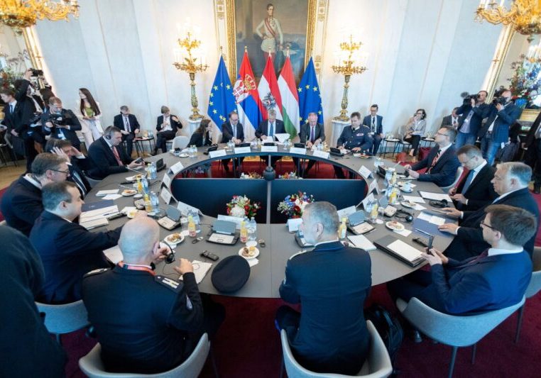 Migrationsgipfel im Bundeskanzleramt in Wien: Bundeskanzler Karl Nehammer, Ministerpräsident Viktor Orban (Ungarn) und Präsident Aelksandar Vucic (Serbien). Die Maßnahmen gegen irreguläre Migration wirken und werden verstärkt. Foto: Bka/Andy Wenzel