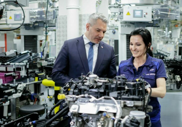 Die Zukunft der Auto-Mobilität möchte Bundeskanzler Karl Nehammer auf breiter Technologie gesichert sehen. Im BMW-Motorenwerk in Steyr macht sich Nehammer am Dienstag ein Bild über die aktuelle Forschung und neue Antriebstechnologien. Foto: BKA/Andy Wenzel