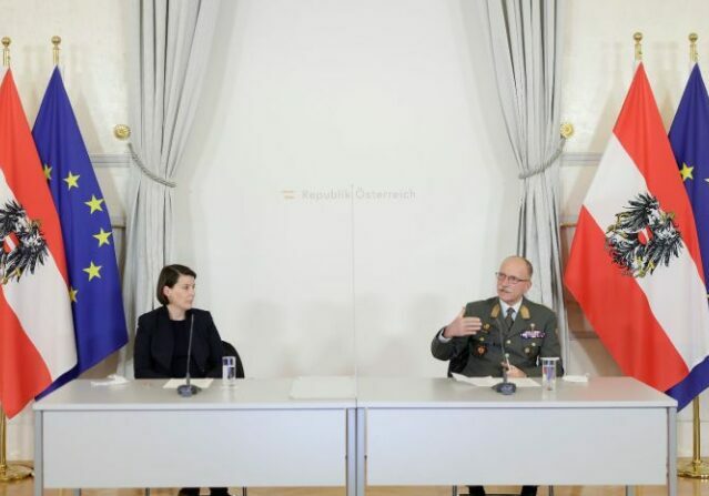 GECKO legt am 6. Jänner Vorschläge vor (im Bild Generaldirektorin für die öffentliche Gesundheit Katharina Reich und Generalleutnant Norbert Gehart). Foto: BKA / Andy Wenzel