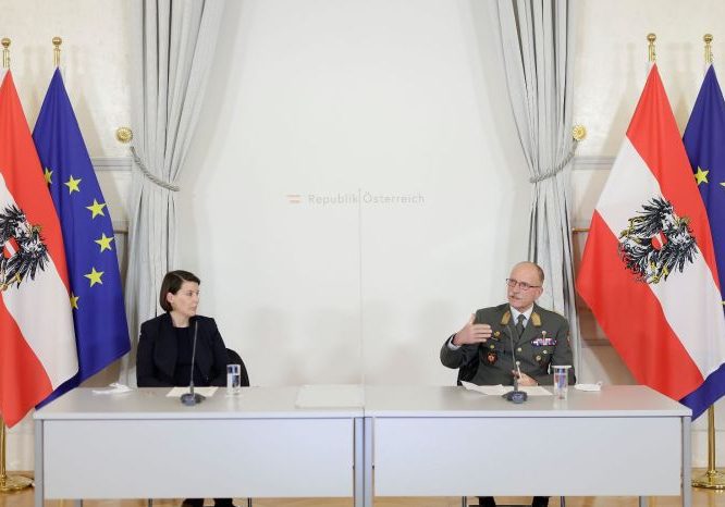 GECKO legt am 6. Jänner Vorschläge vor (im Bild Generaldirektorin für die öffentliche Gesundheit Katharina Reich und Generalleutnant Norbert Gehart). Foto: BKA / Andy Wenzel