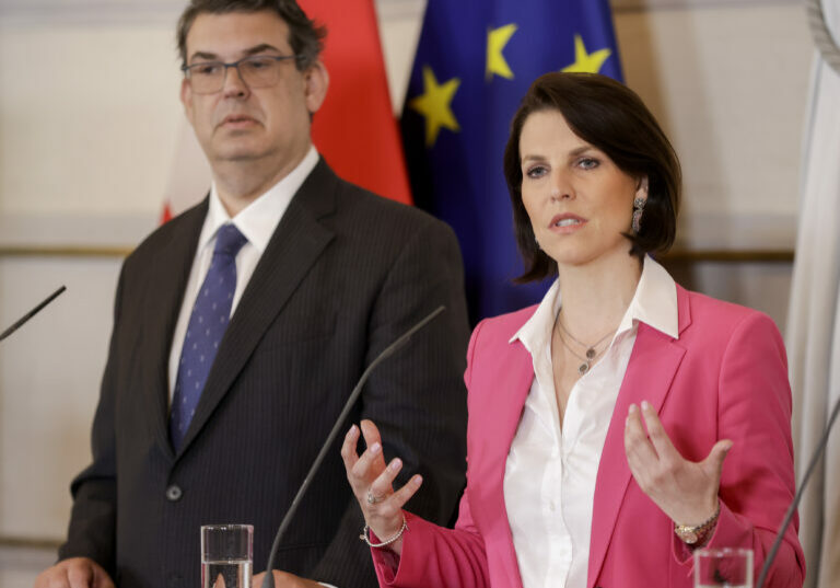 Verfassungsministerin Karoline Edtstadler (re.) und Präsident der Israelitischen Religionsgemeinschaft Oskar Deutsch (li.). Foto: Andy Wenzel