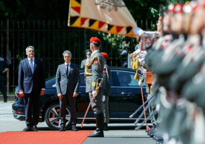 Damit der Schengenraum wieder funktioniert, macht sich Bundeskanzler Karl Nehammer für eine Totalreform der EU-Asylregeln stark. Diese Forderung erneuerte er am Dienstag bei einem Treffen mit seinem slowenischen Amtskollegen Robert Gelob. Foto: BKA/Andy Wenzel