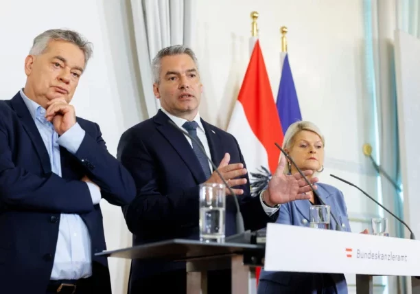 Sky Shield erhöht die Sicherheit Österreichs durch Luftabwehr in einer europäischen Kooperation unter Einhaltung der Neutralität: Bundeskanzler Karl Nehammer, Verteidigungsministerin Klaudia Tanner und Vizekanzler Werner Kogler nach dem Ministerrat. Bild: Bka/Andy Wenzel