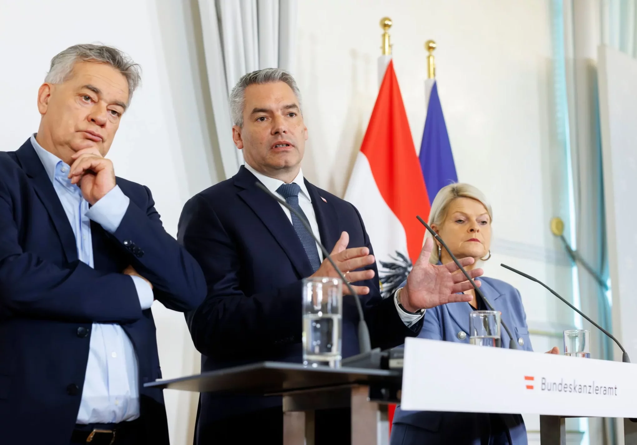 Sky Shield erhöht die Sicherheit Österreichs durch Luftabwehr in einer europäischen Kooperation unter Einhaltung der Neutralität: Bundeskanzler Karl Nehammer, Verteidigungsministerin Klaudia Tanner und Vizekanzler Werner Kogler nach dem Ministerrat. Bild: Bka/Andy Wenzel