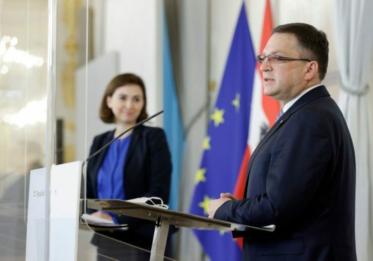 Gleichbehandlung von Justizwache mit Heer und Polizei: ÖVP-Klubobmann und ÖAAB-Obmann August Wöginger mit Justizministerin Alma Zadic. Foto: BKA / Andy Wenzel