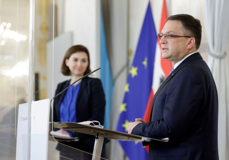 Gleichbehandlung von Justizwache mit Heer und Polizei: ÖVP-Klubobmann und ÖAAB-Obmann August Wöginger mit Justizministerin Alma Zadic. Foto: BKA / Andy Wenzel