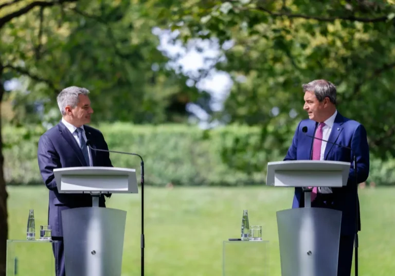 In München sprachen Bundeskanzler Karl Nehammer und Bayerns Ministerpräsident Markus Söder über die enge Zusammenarbeit im Kampf gegen die illegale Migration. Foto: BKA/Andy Wenzel