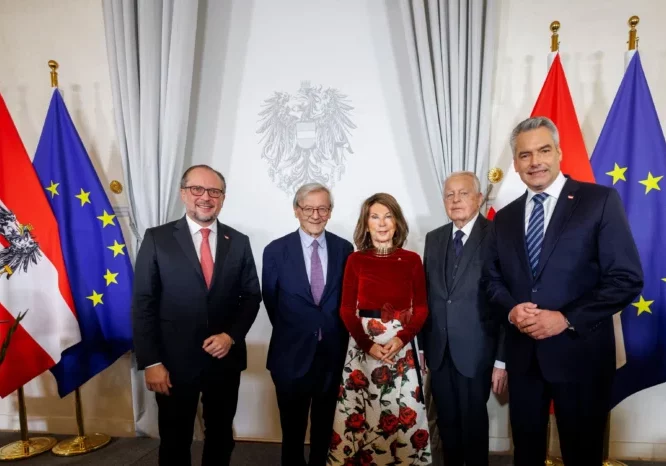 Die Verdienste von Brigitte Bierlein (1949-2024) würdigte ÖVP-Klubobmann August Wöginger in einem Nachruf. Im Bild die Juristin und ehemalige Bundeskanzlerin Bierlein anlässlich des Festaktes 100 Jahre Amtssitz am Ballhausplatz im Dezember 2023 mit Alexander Schallenberg, Wolfgang Schüssel, Franz Vranitzky und Karl Nehammer. Foto: Bka/Andy Wenzel