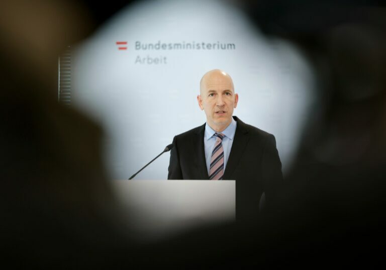 Arbeitsminister Martin Kocher sieht einen "spürbarer Rückgang". Ein Mix aus saisonalen Effekten, Wachstum und verschiedenen Arbeitsmarktprogrammen führte auch im Mai zu einer weiteren Entspannung am Arbeitsmarkt. Foto: BKA / Andy Wenzel