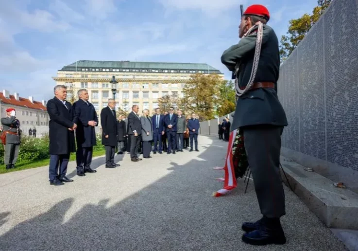 Bundeskanzler Karl Nehammer, Vizekanzler Werner Kogler und Bundespräsident Alexander Van der Bellen an der Shoa-Gedenkstätte in Wien: Geeint im Kampf gegen Antisemitismus. und Gedenken an die jüdischen Opfer der NS-Zeit. Foto: Andy Wenzel