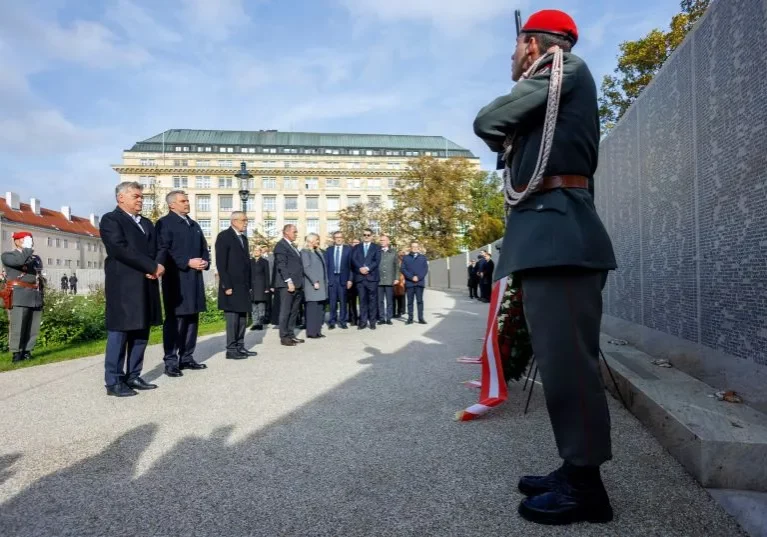 Bundeskanzler Karl Nehammer, Vizekanzler Werner Kogler und Bundespräsident Alexander Van der Bellen an der Shoa-Gedenkstätte in Wien: Geeint im Kampf gegen Antisemitismus. und Gedenken an die jüdischen Opfer der NS-Zeit. Foto: Andy Wenzel