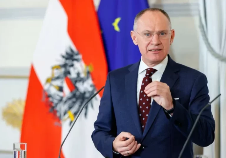 Alle offene Asylverfahren für syrische Staatsangehörige werden vorerst gestoppt, gab Innenminister Gerhard Karner gestern bekannt, nachdem Rebellen am Sonntag die Hauptstadt Damaskus eingenommen hatten und Präsident Bashar al-Assad das Land verlassen hatte. Foto: Bka / Andy Wenzel