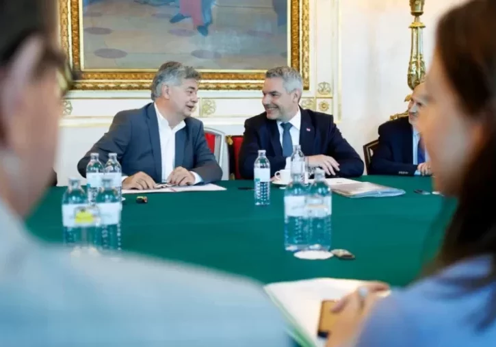 Bundeskanzler Karl Nehammer und Vizekanzler Werner Kogler gaben bekannt, dass die Bundespolitik die Anpassung der Bezüge von Politikern an die Inflation nicht vornehmen wird. Foto: BKA/Andy Wenzel