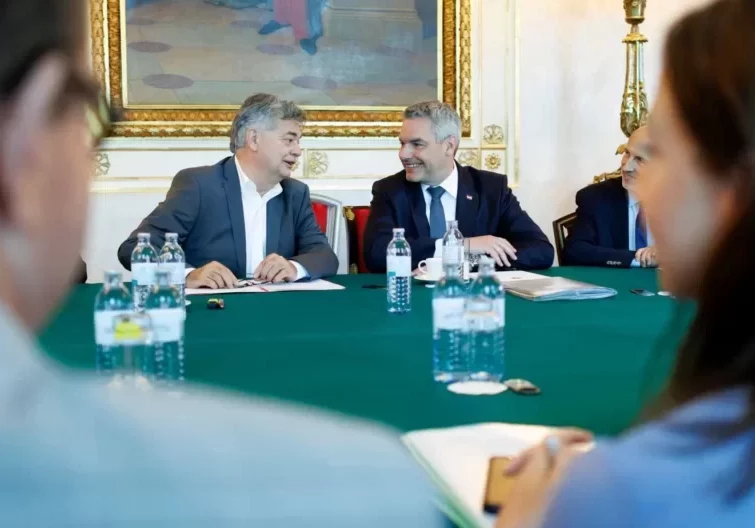 Bundeskanzler Karl Nehammer und Vizekanzler Werner Kogler gaben bekannt, dass die Bundespolitik die Anpassung der Bezüge von Politikern an die Inflation nicht vornehmen wird. Foto: BKA/Andy Wenzel