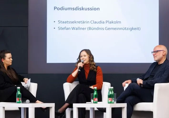 Spenden an gemeinnützige Vereine und Organisationen sind umfangreicher als bisher absetzbar, sagte Staatssekretärin Claudia Plakolm in einer Info-Veranstaltung (r.: Stefan Wallner, Gemeinnützigkeits-Verband); Foto:Andy Wenzel