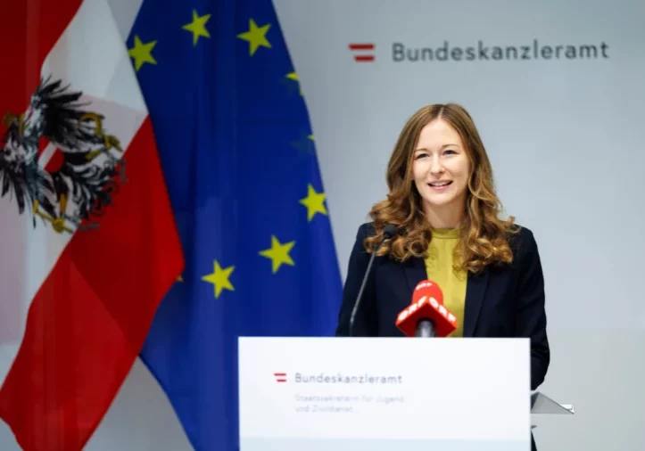 Ruft junge Burschen auf, sich im Zivildienst zu engagieren. Staatssekretärin Claudia Plakolm. Foto: BKA/Andy Wenzel